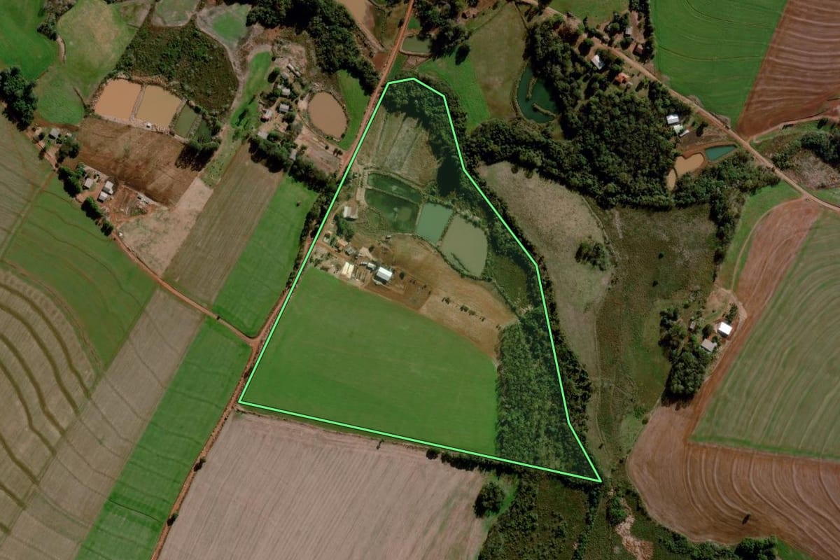Imagem de satélite do imóvel rural em Santo Augusto (RS), com o contorno declarado no CAR desenhado por cima.