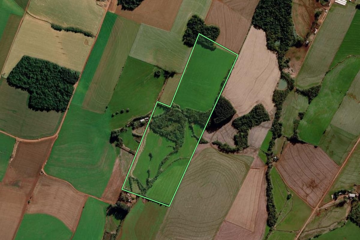 Imagem de satélite do imóvel rural em Santo Augusto (RS), com o contorno declarado no CAR desenhado por cima.