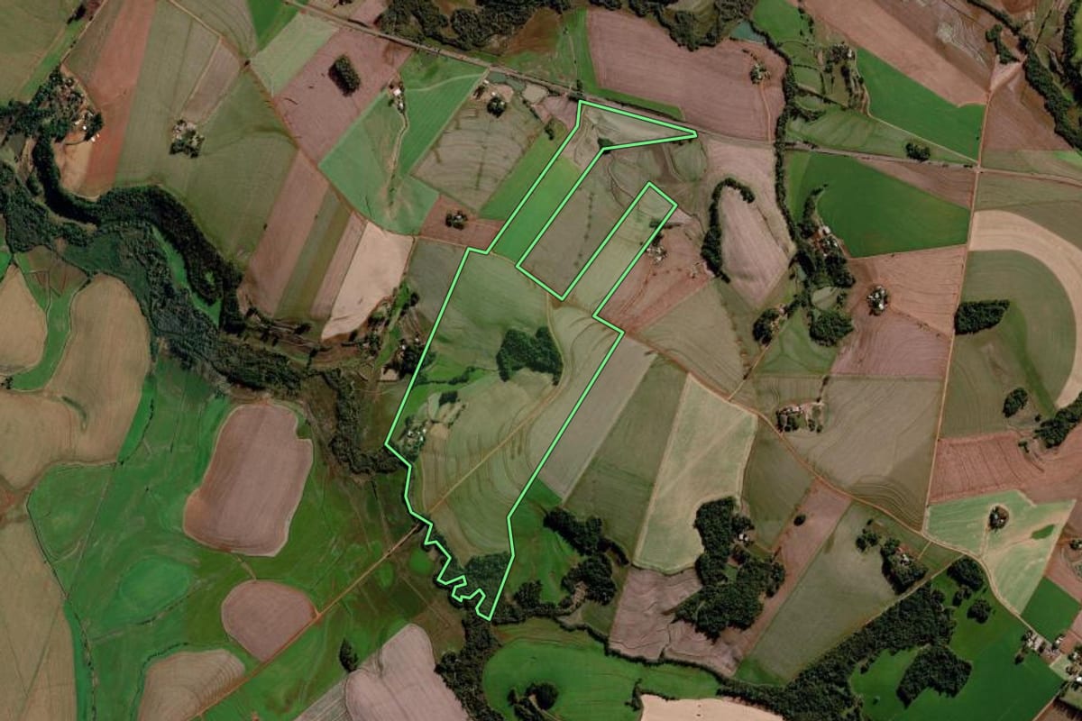 Imagem de satélite do imóvel rural em Santo Augusto (RS), com o contorno declarado no CAR desenhado por cima.
