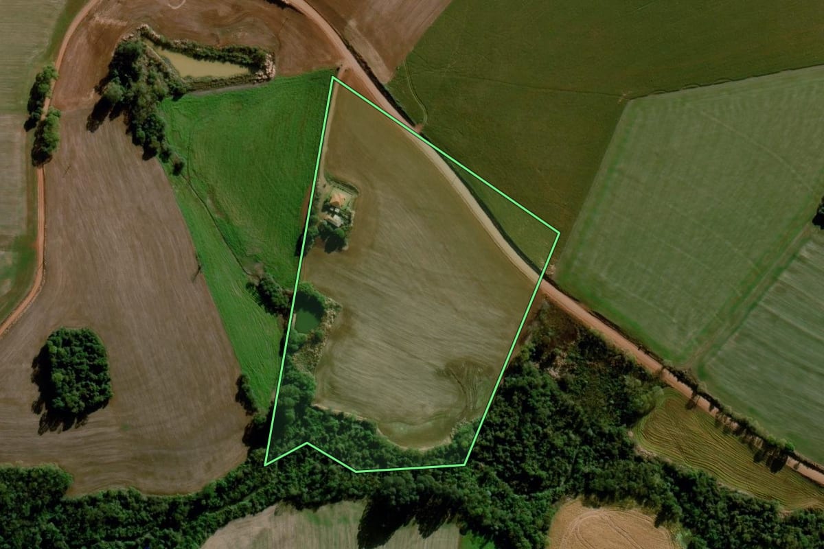 Imagem de satélite do imóvel rural em Santo Augusto (RS), com o contorno declarado no CAR desenhado por cima.