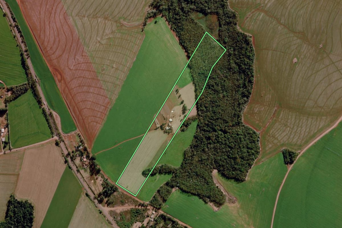 Imagem de satélite do imóvel rural em Santo Augusto (RS), com o contorno declarado no CAR desenhado por cima.