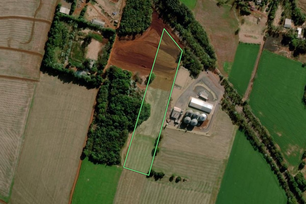 Imagem de satélite do imóvel rural em Santo Augusto (RS), com o contorno declarado no CAR desenhado por cima.