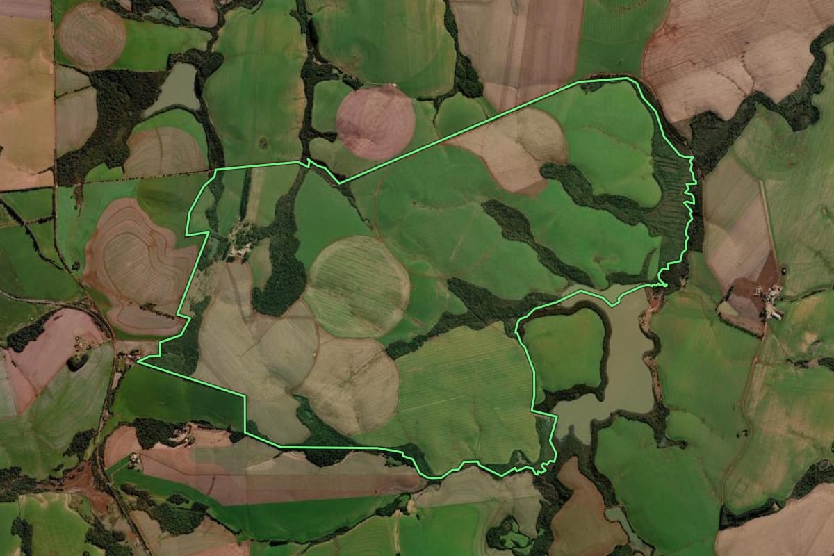 Imagem de satélite do imóvel rural em Santo Augusto (RS), com o contorno declarado no CAR desenhado por cima.