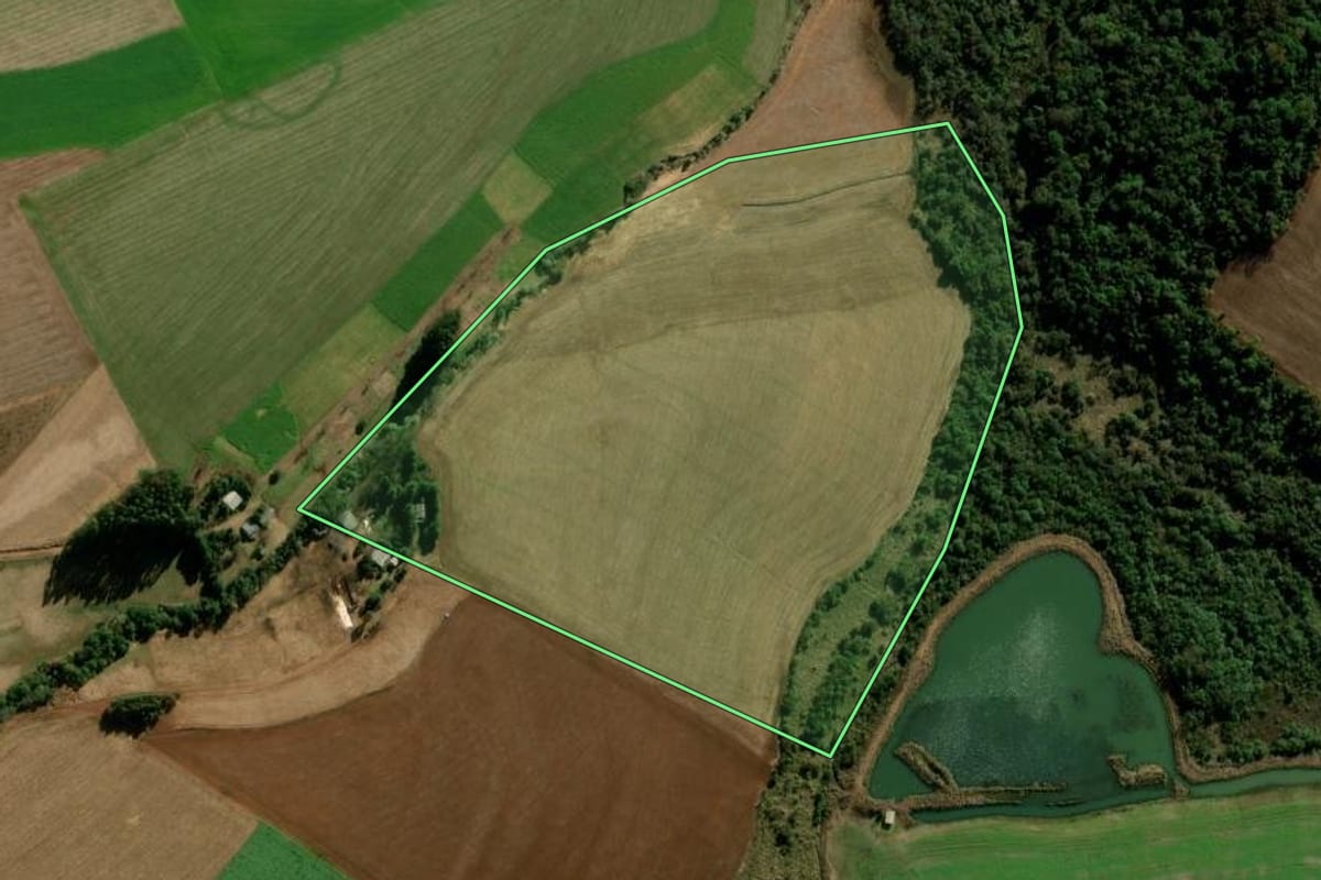 Imagem de satélite do imóvel rural em Santo Augusto (RS), com o contorno declarado no CAR desenhado por cima.