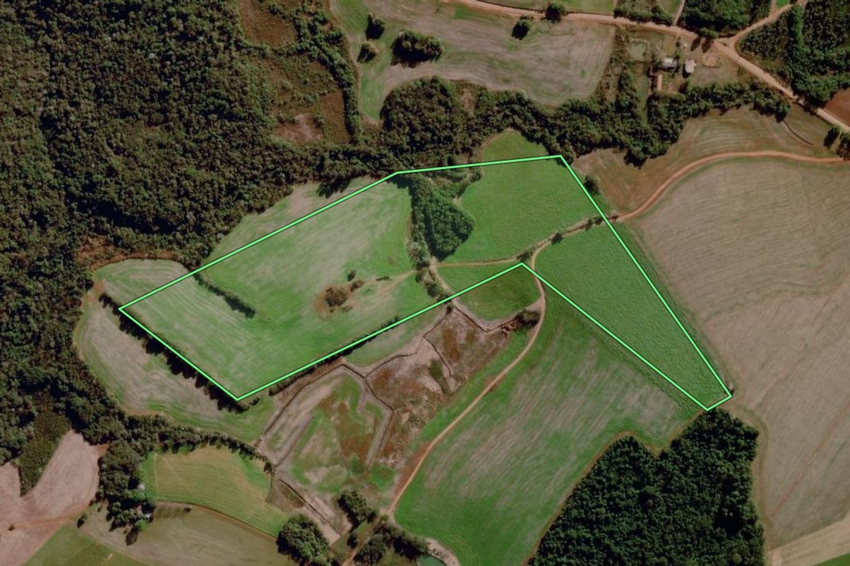 Imagem de satélite do imóvel rural em Santo Augusto (RS), com o contorno declarado no CAR desenhado por cima.