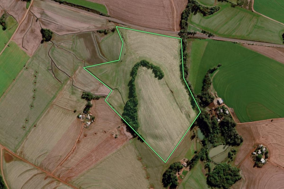 Imagem de satélite do imóvel rural em Santo Augusto (RS), com o contorno declarado no CAR desenhado por cima.