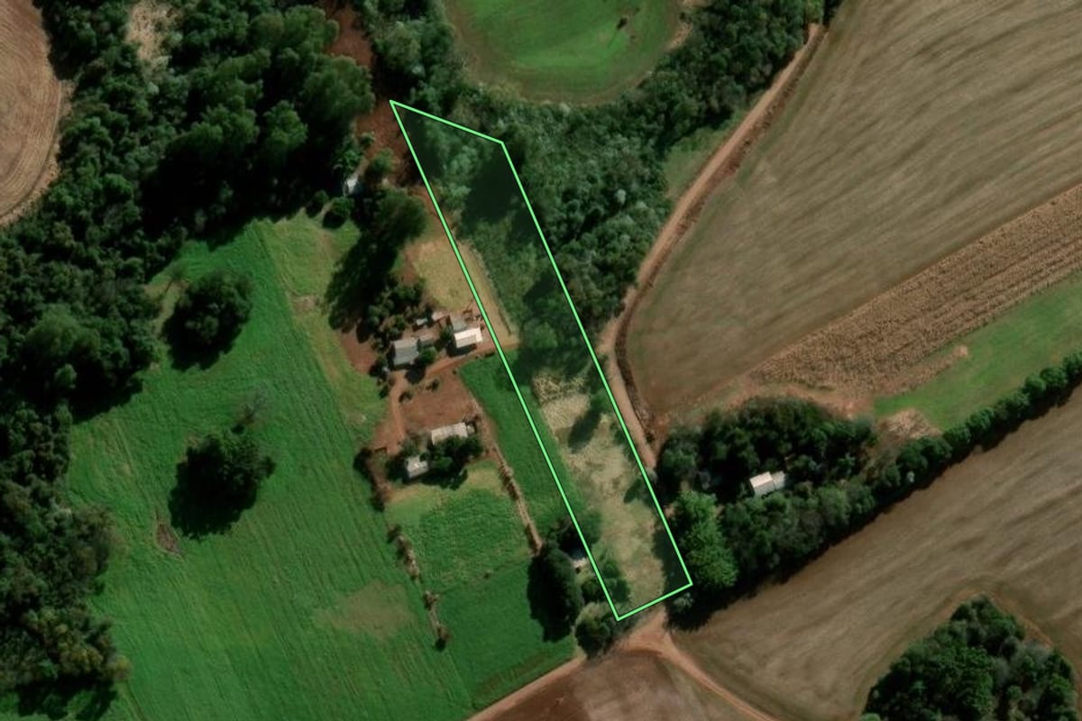 Imagem de satélite do imóvel rural em Santo Augusto (RS), com o contorno declarado no CAR desenhado por cima.