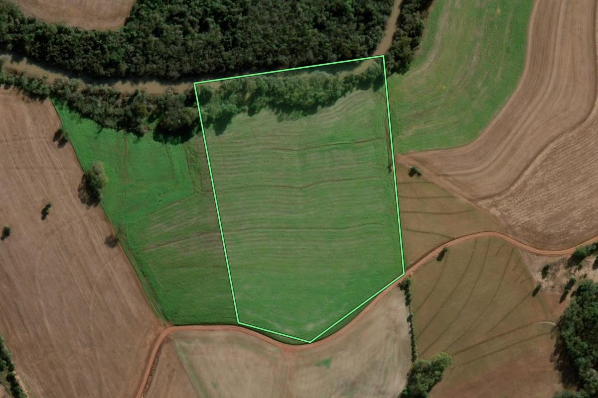 Imagem de satélite do imóvel rural em Santo Augusto (RS), com o contorno declarado no CAR desenhado por cima.