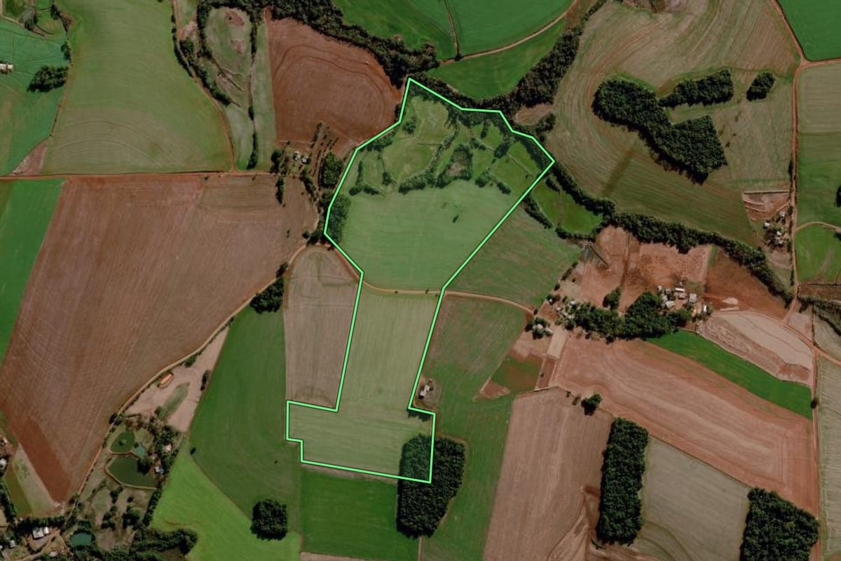 Imagem de satélite do imóvel rural em Santo Augusto (RS), com o contorno declarado no CAR desenhado por cima.
