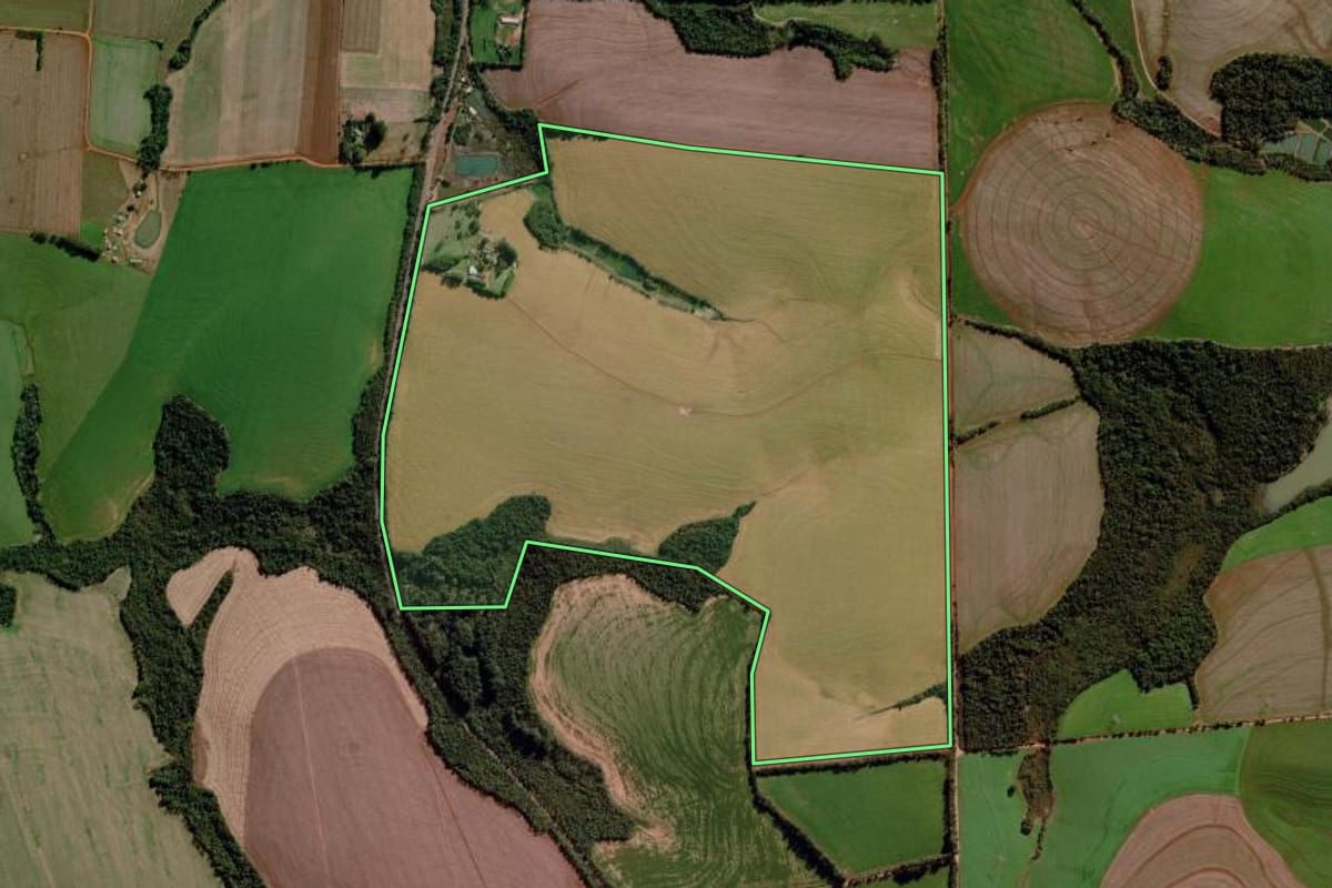 Imagem de satélite do imóvel rural em Santo Augusto (RS), com o contorno declarado no CAR desenhado por cima.