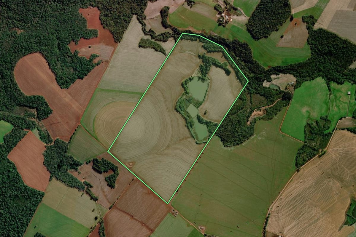 Imagem de satélite do imóvel rural em Santo Augusto (RS), com o contorno declarado no CAR desenhado por cima.