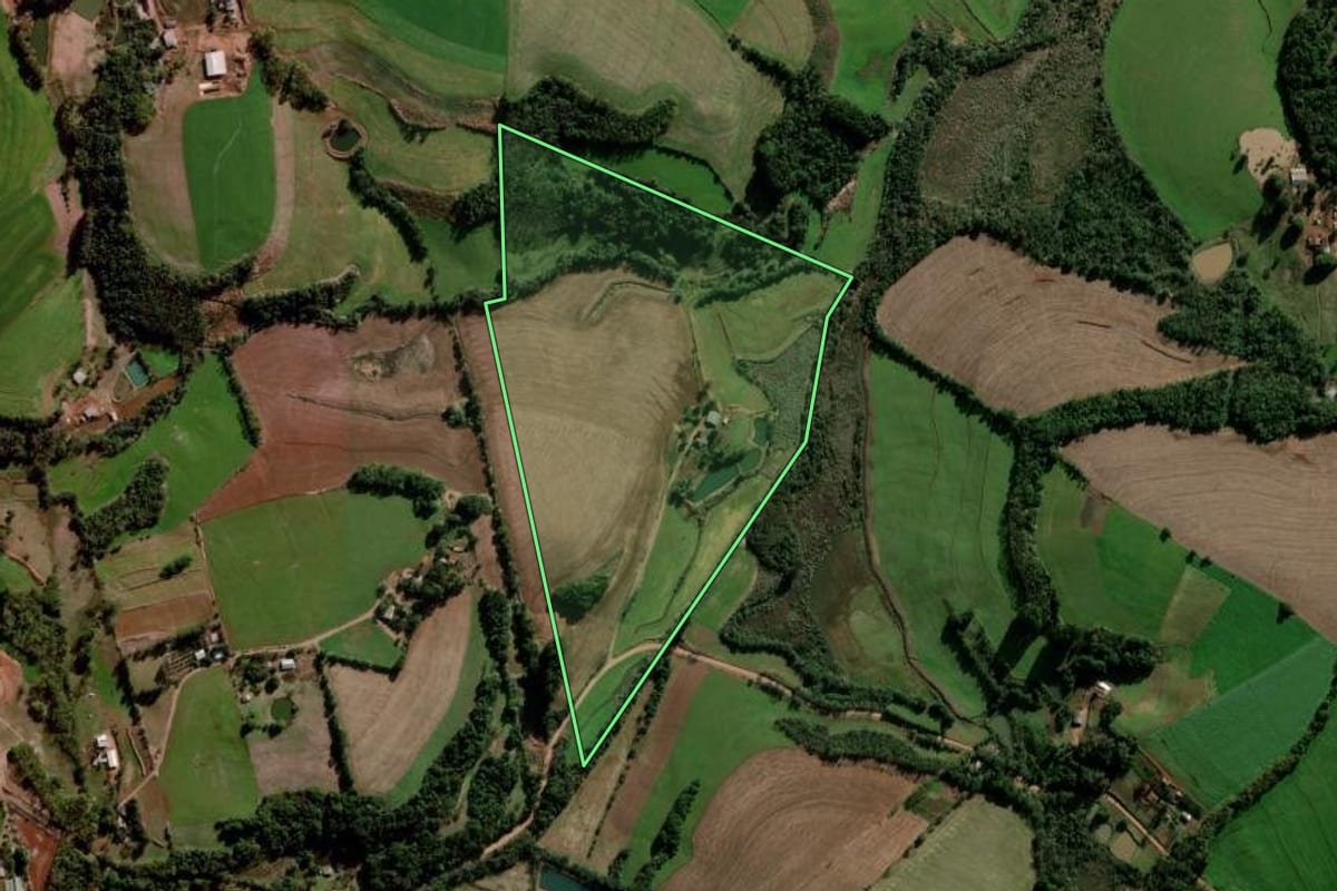 Imagem de satélite do imóvel rural em Santo Augusto (RS), com o contorno declarado no CAR desenhado por cima.