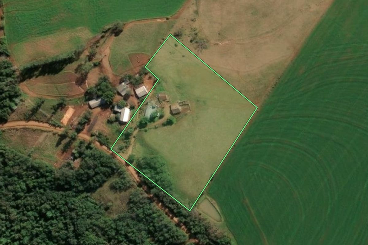Imagem de satélite do imóvel rural em Santo Cristo (RS), com o contorno declarado no CAR desenhado por cima.