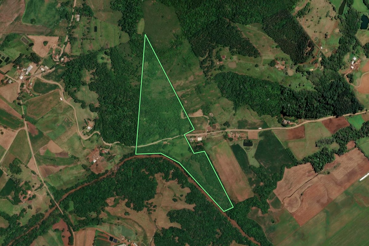 Imagem de satélite do imóvel rural em Santo Cristo (RS), com o contorno declarado no CAR desenhado por cima.