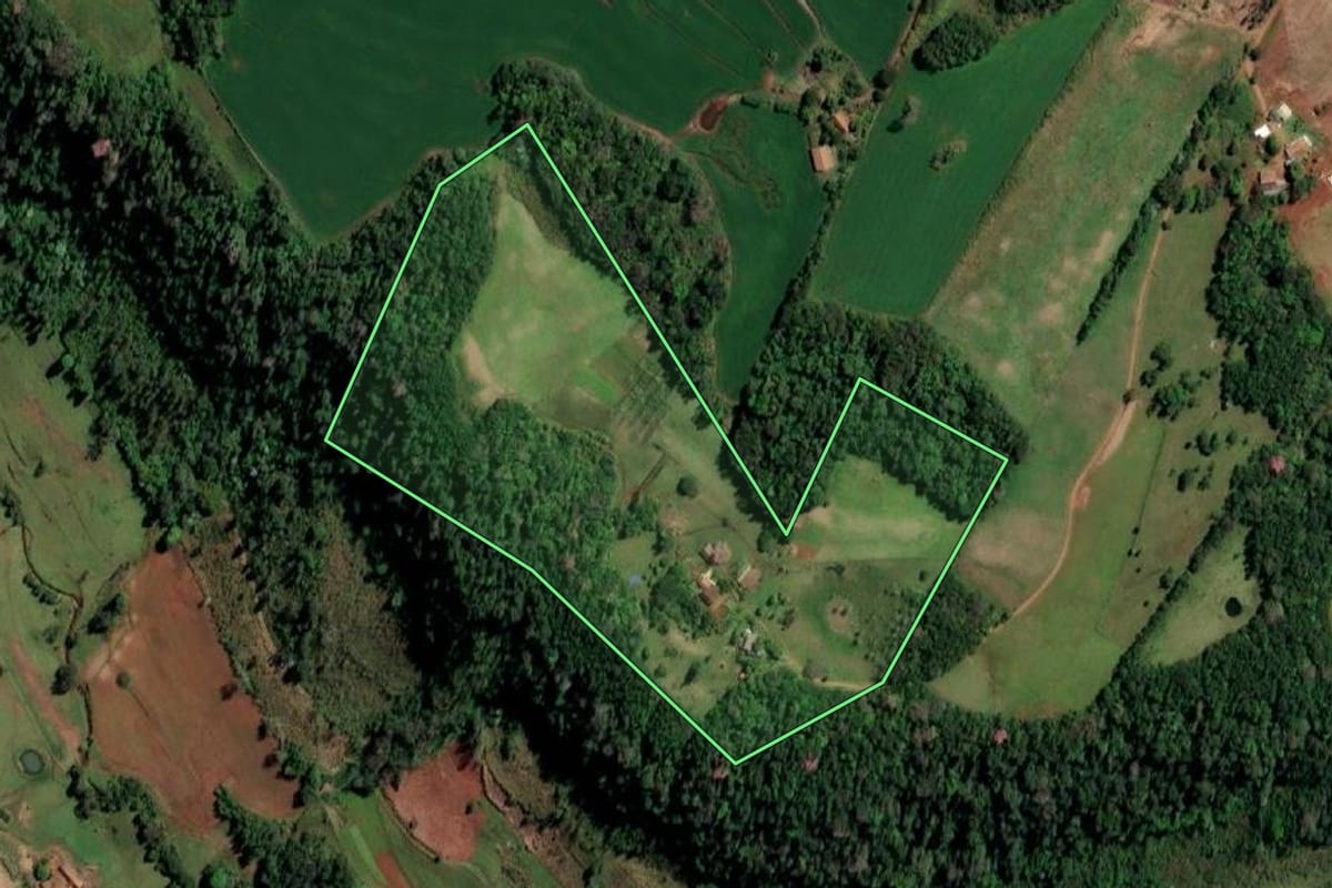 Imagem de satélite do imóvel rural em Santo Cristo (RS), com o contorno declarado no CAR desenhado por cima.