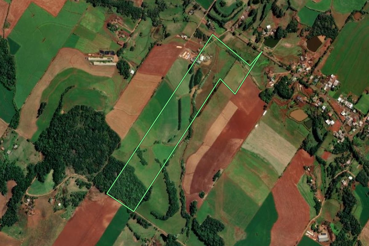 Imagem de satélite do imóvel rural em Santo Cristo (RS), com o contorno declarado no CAR desenhado por cima.