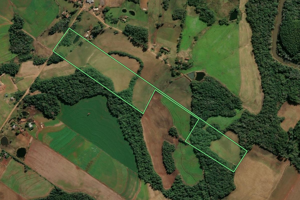 Imagem de satélite do imóvel rural em Santo Cristo (RS), com o contorno declarado no CAR desenhado por cima.