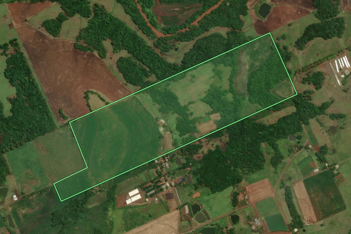 Imagem de satélite do imóvel rural em Santo Cristo (RS), com o contorno declarado no CAR desenhado por cima.