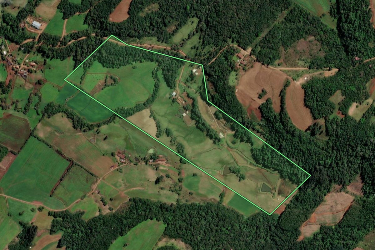 Imagem de satélite do imóvel rural em Santo Cristo (RS), com o contorno declarado no CAR desenhado por cima.