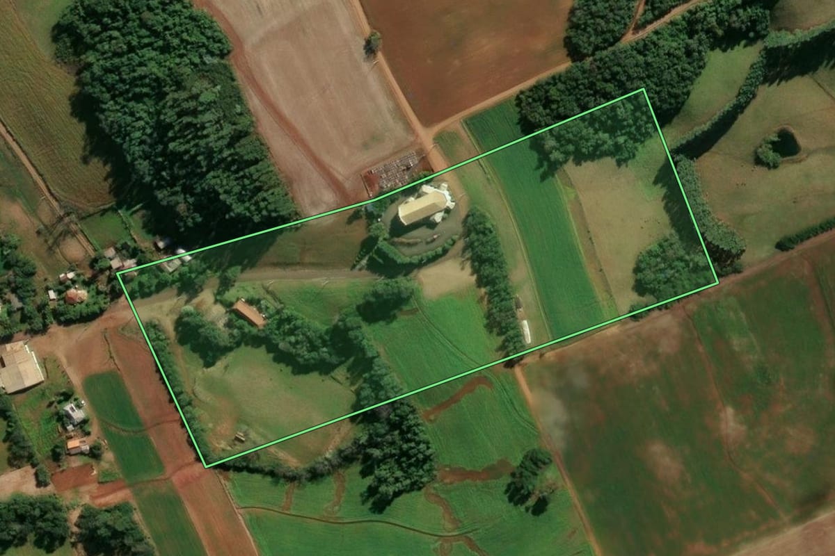 Imagem de satélite do imóvel rural em Santo Cristo (RS), com o contorno declarado no CAR desenhado por cima.