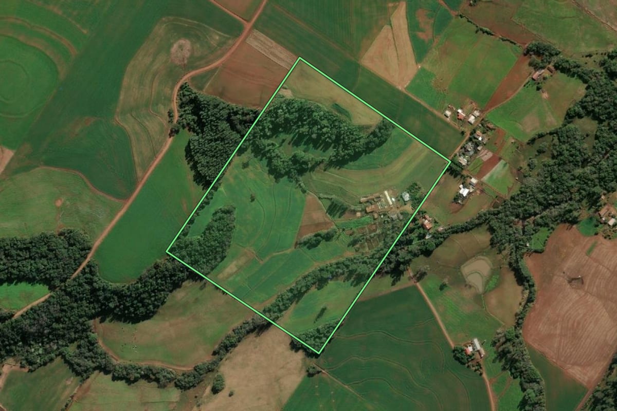 Imagem de satélite do imóvel rural em Santo Cristo (RS), com o contorno declarado no CAR desenhado por cima.