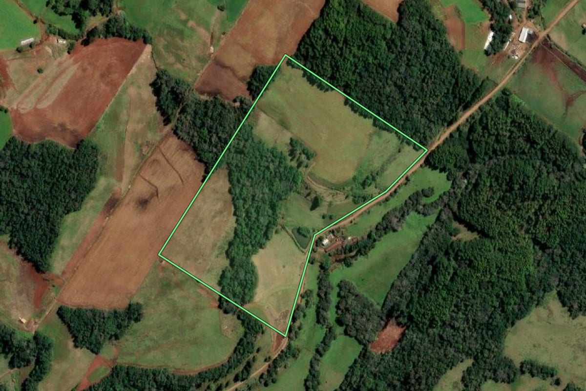 Imagem de satélite do imóvel rural em Santo Cristo (RS), com o contorno declarado no CAR desenhado por cima.
