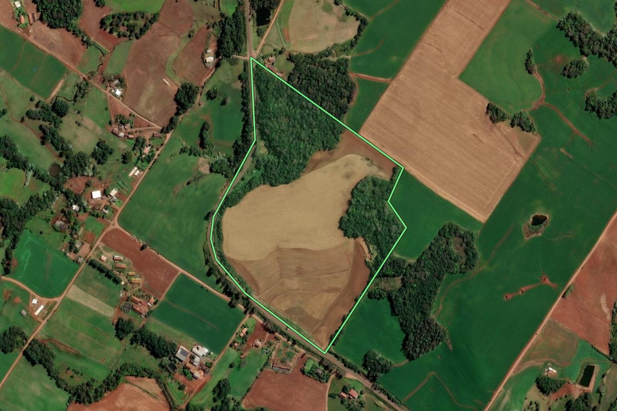 Imagem de satélite do imóvel rural em Santo Cristo (RS), com o contorno declarado no CAR desenhado por cima.