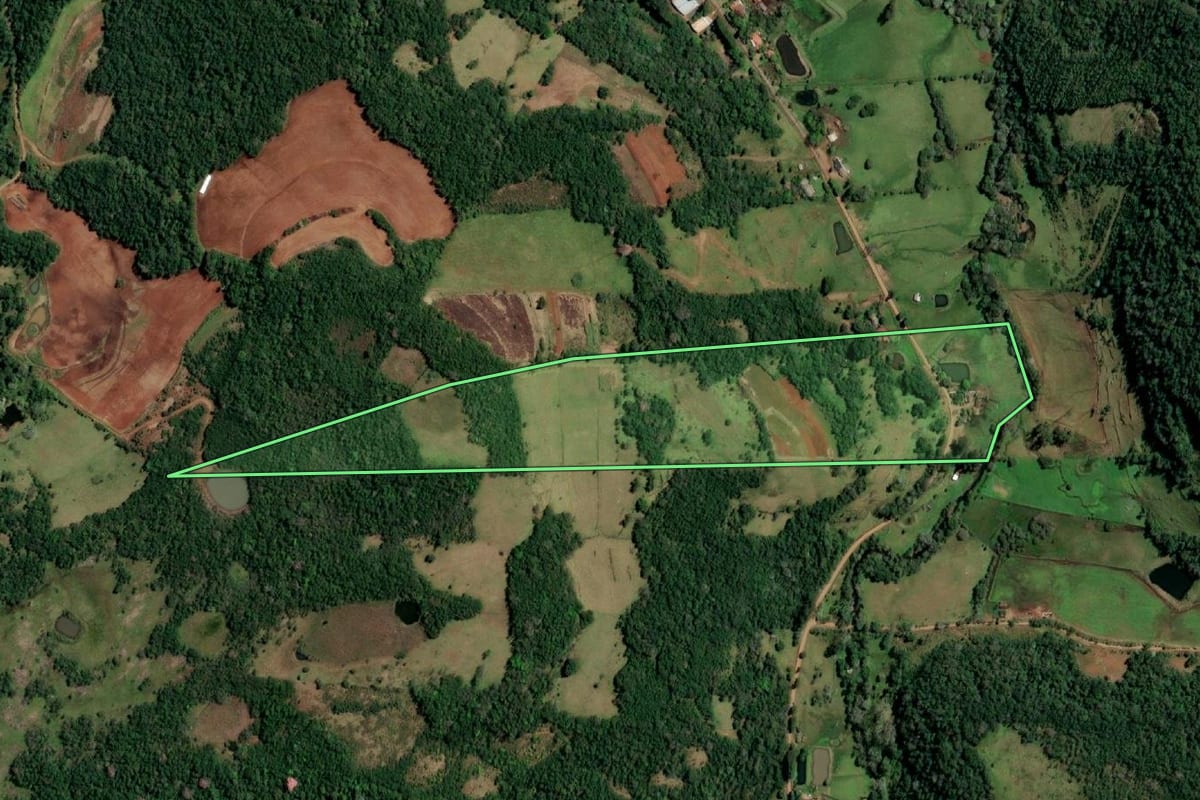 Imagem de satélite do imóvel rural em Santo Cristo (RS), com o contorno declarado no CAR desenhado por cima.