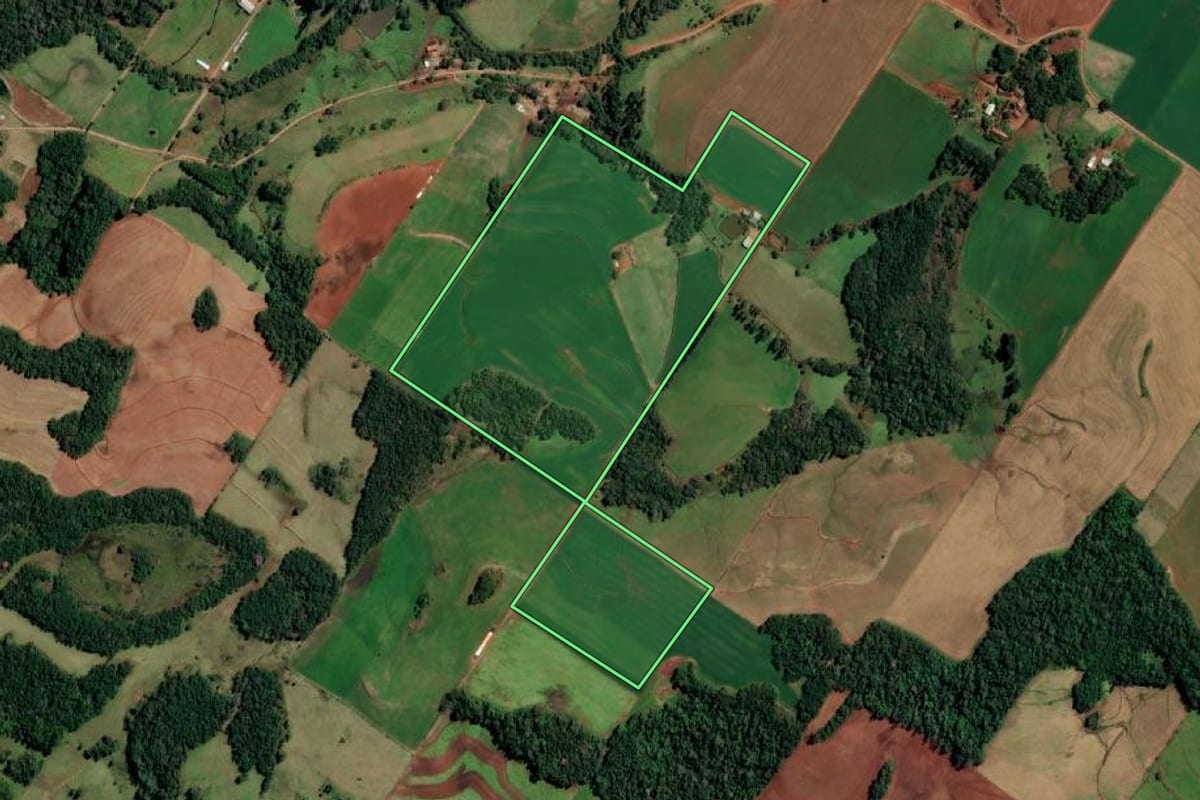 Imagem de satélite do imóvel rural em Santo Cristo (RS), com o contorno declarado no CAR desenhado por cima.