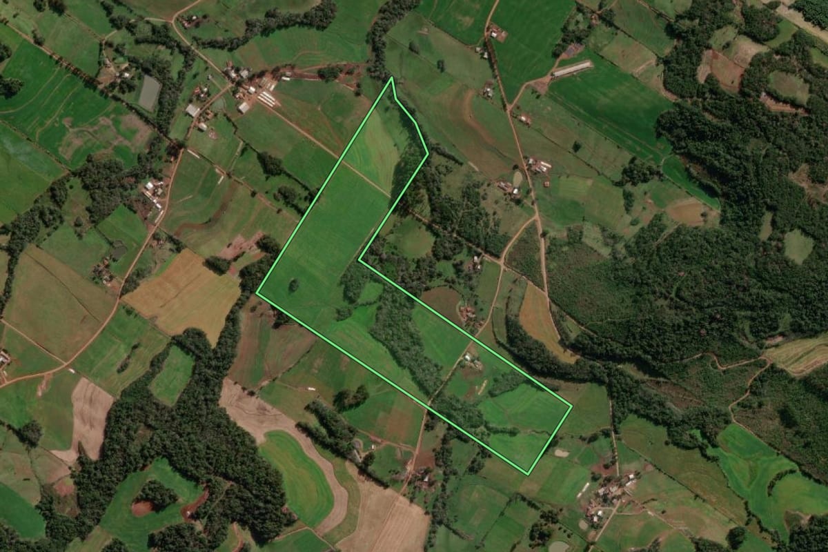 Imagem de satélite do imóvel rural em Santo Cristo (RS), com o contorno declarado no CAR desenhado por cima.