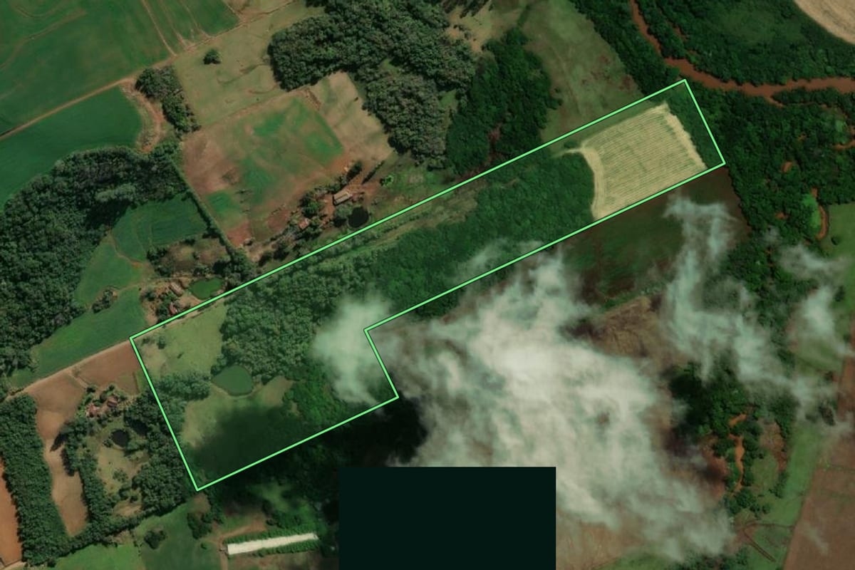 Imagem de satélite do imóvel rural em Santo Cristo (RS), com o contorno declarado no CAR desenhado por cima.