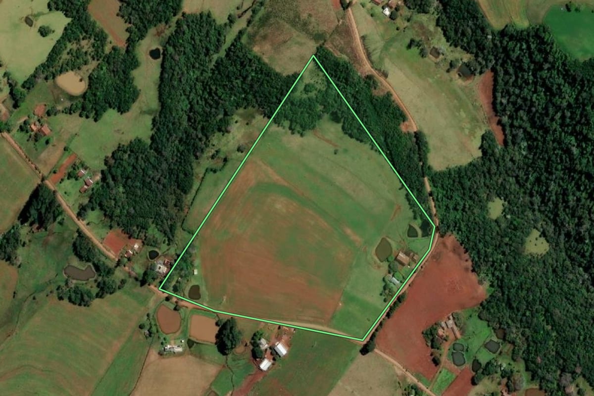 Imagem de satélite do imóvel rural em Santo Cristo (RS), com o contorno declarado no CAR desenhado por cima.