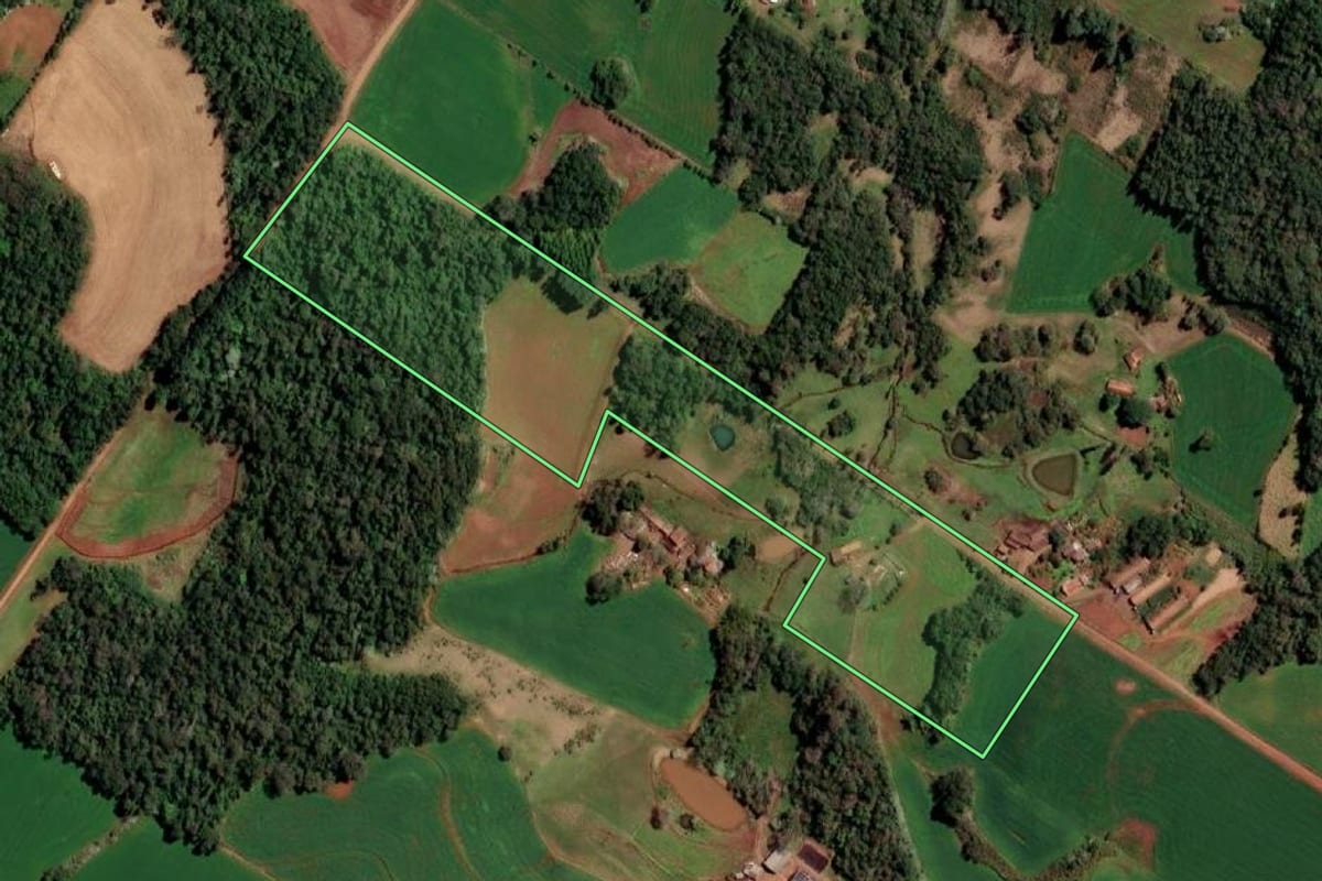 Imagem de satélite do imóvel rural em Santo Cristo (RS), com o contorno declarado no CAR desenhado por cima.
