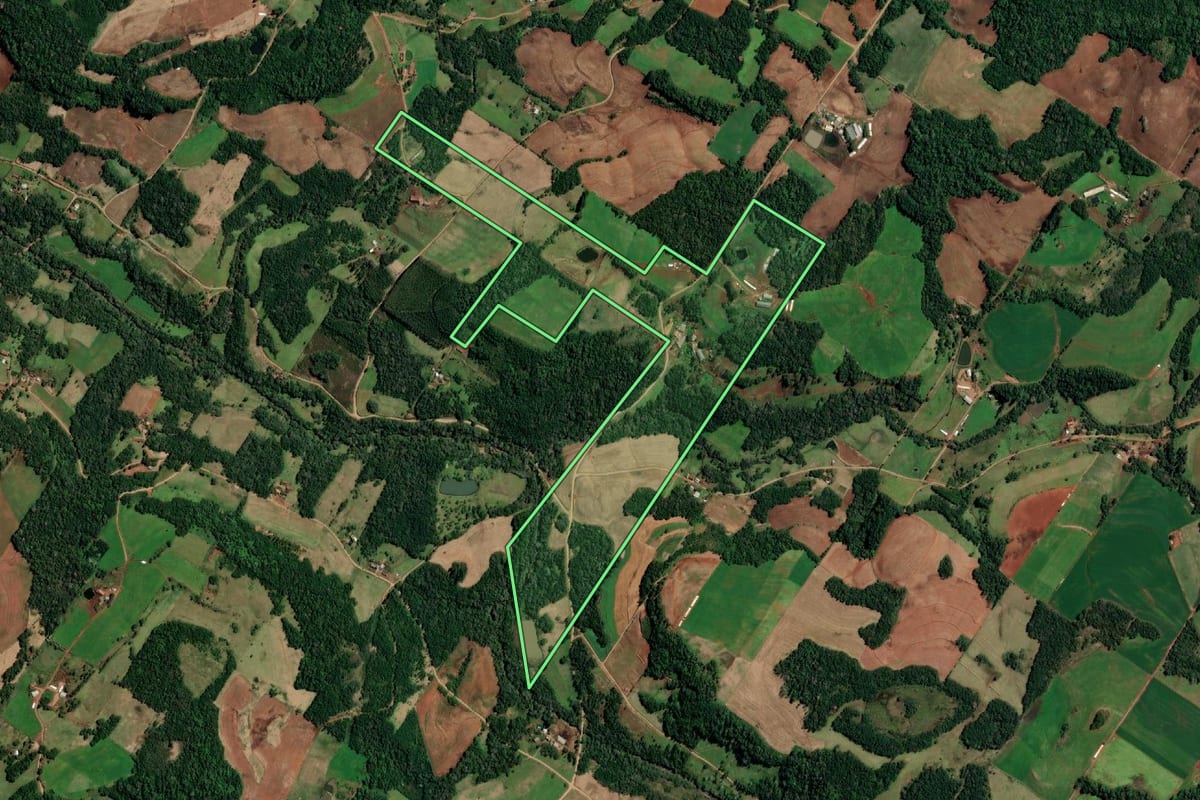 Imagem de satélite do imóvel rural em Santo Cristo (RS), com o contorno declarado no CAR desenhado por cima.