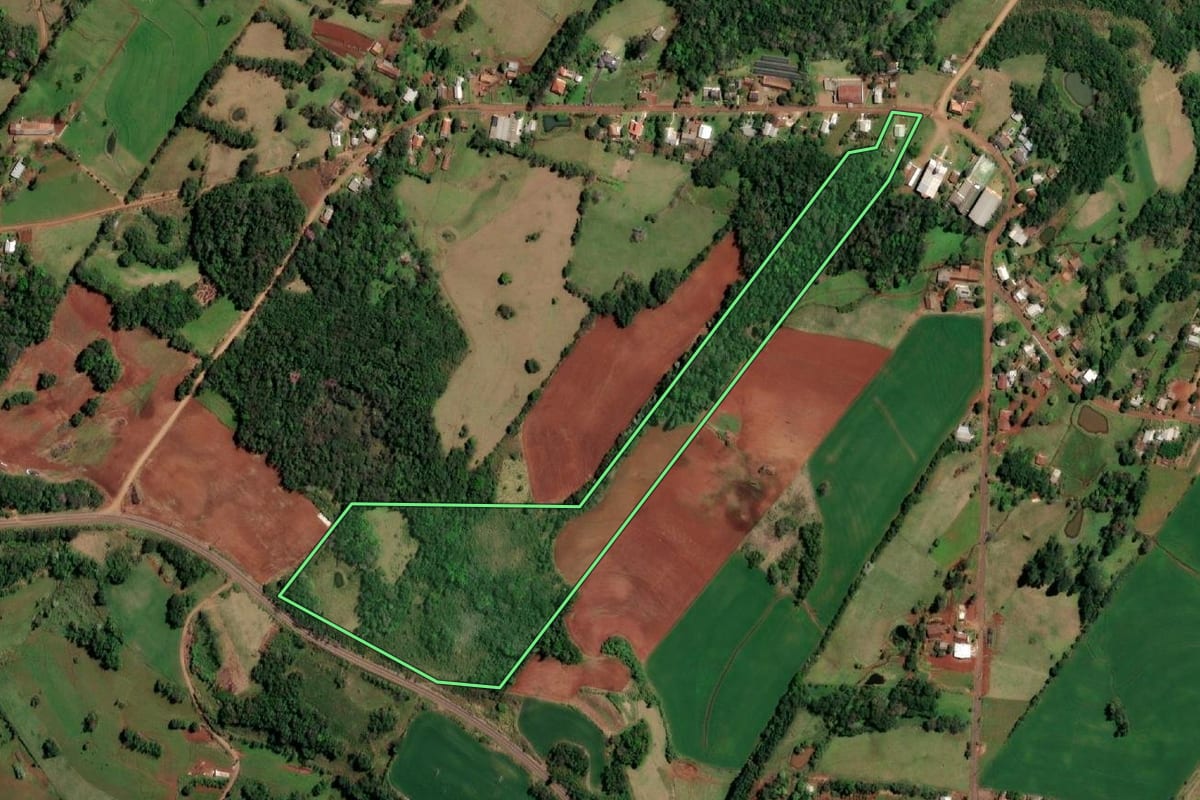 Imagem de satélite do imóvel rural em Santo Cristo (RS), com o contorno declarado no CAR desenhado por cima.