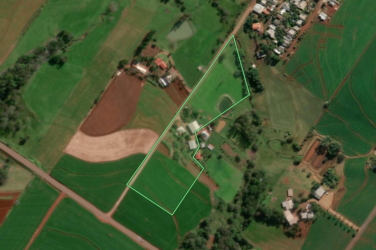 Imagem de satélite do imóvel rural em Santo Cristo (RS), com o contorno declarado no CAR desenhado por cima.
