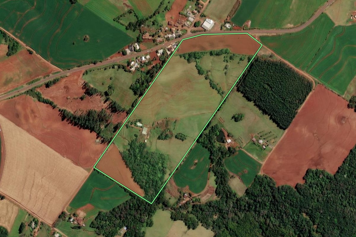 Imagem de satélite do imóvel rural em Santo Cristo (RS), com o contorno declarado no CAR desenhado por cima.