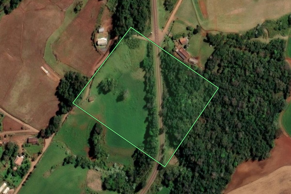 Imagem de satélite do imóvel rural em Santo Cristo (RS), com o contorno declarado no CAR desenhado por cima.