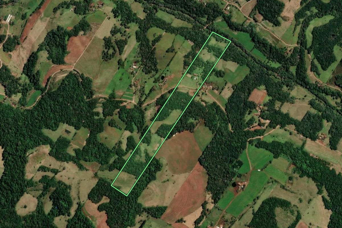 Imagem de satélite do imóvel rural em Santo Cristo (RS), com o contorno declarado no CAR desenhado por cima.