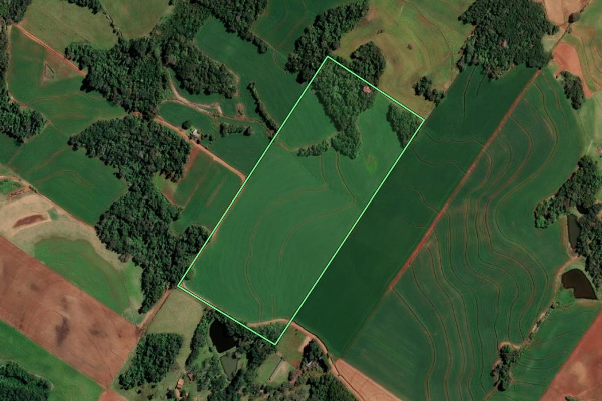 Imagem de satélite do imóvel rural em Santo Cristo (RS), com o contorno declarado no CAR desenhado por cima.