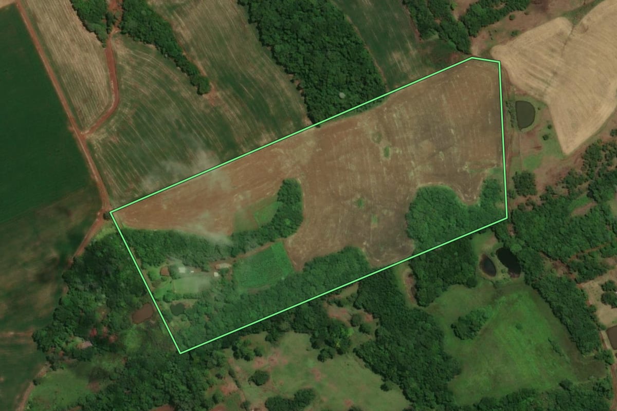 Imagem de satélite do imóvel rural em Santo Cristo (RS), com o contorno declarado no CAR desenhado por cima.