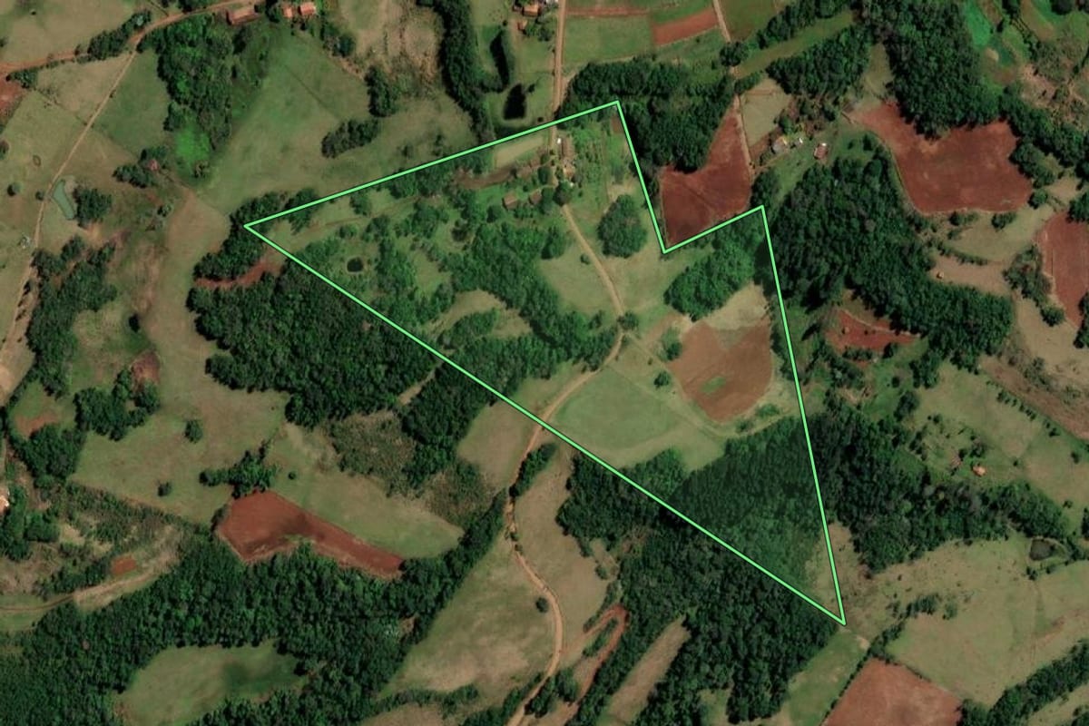 Imagem de satélite do imóvel rural em Santo Cristo (RS), com o contorno declarado no CAR desenhado por cima.