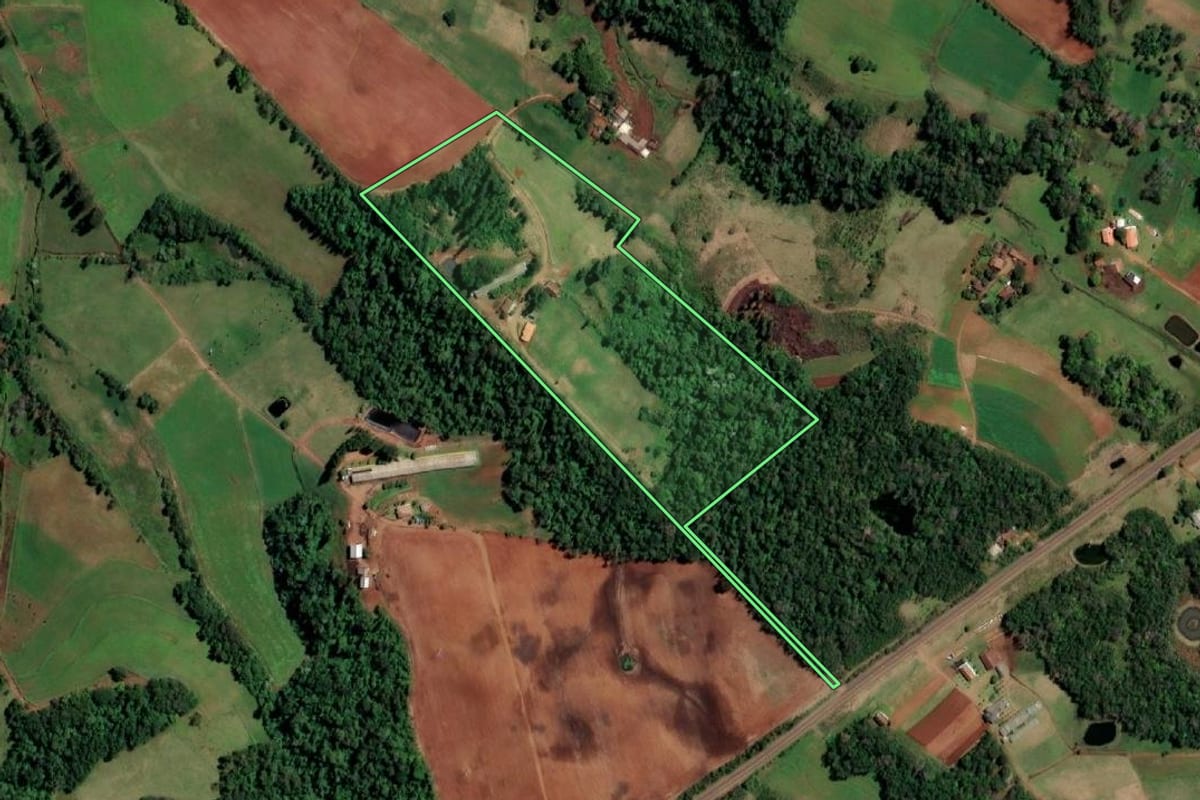 Imagem de satélite do imóvel rural em Santo Cristo (RS), com o contorno declarado no CAR desenhado por cima.