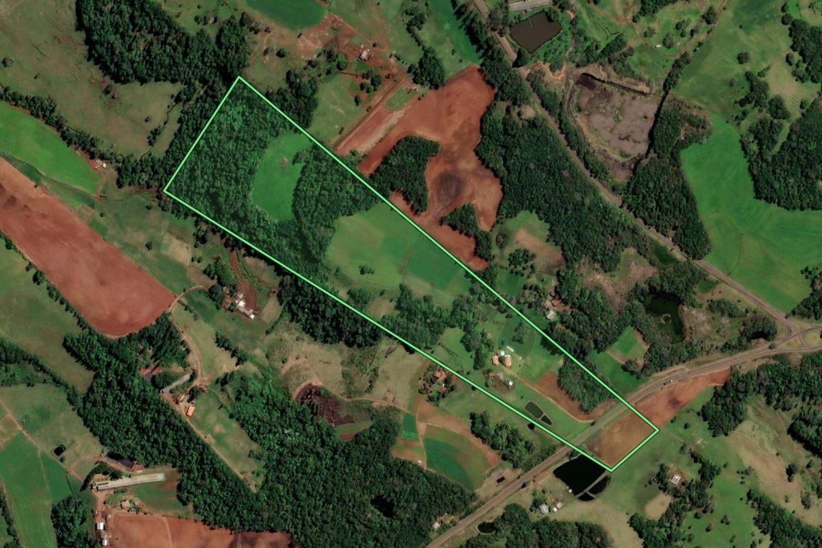 Imagem de satélite do imóvel rural em Santo Cristo (RS), com o contorno declarado no CAR desenhado por cima.