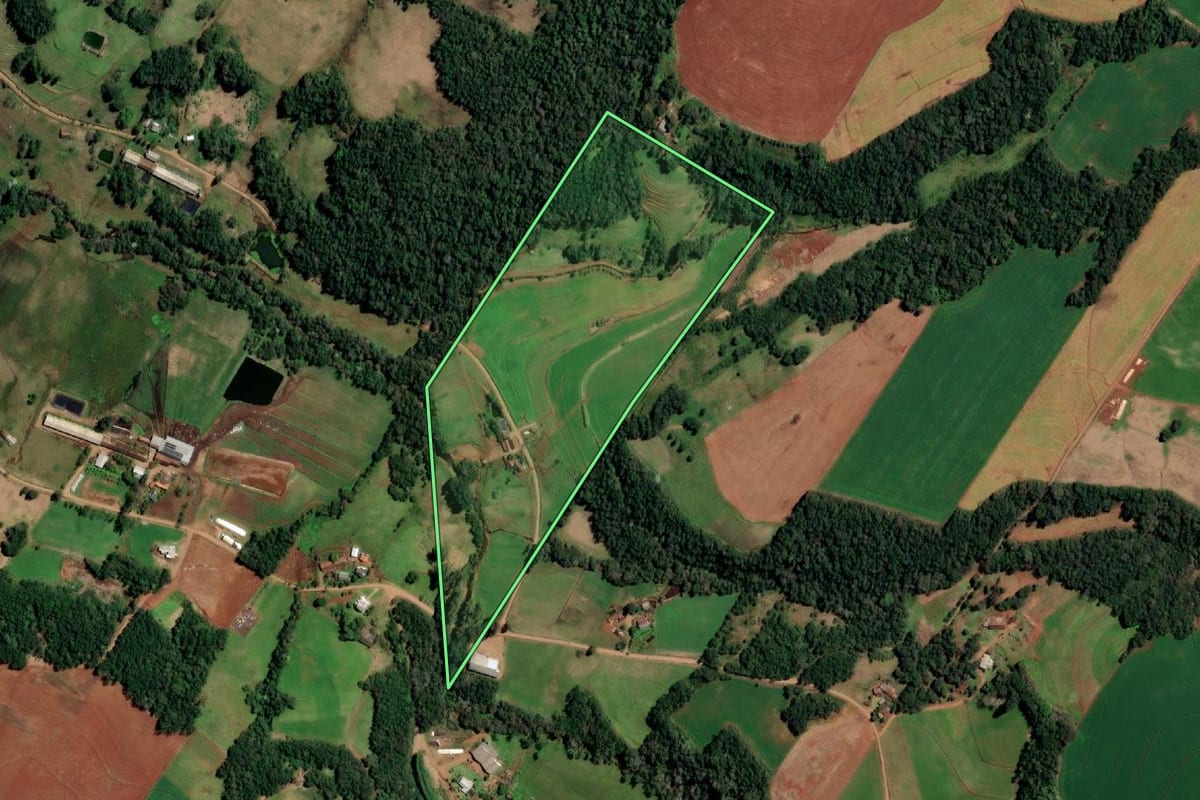 Imagem de satélite do imóvel rural em Santo Cristo (RS), com o contorno declarado no CAR desenhado por cima.