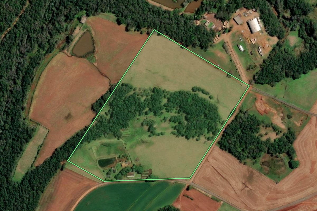 Imagem de satélite do imóvel rural em Santo Cristo (RS), com o contorno declarado no CAR desenhado por cima.