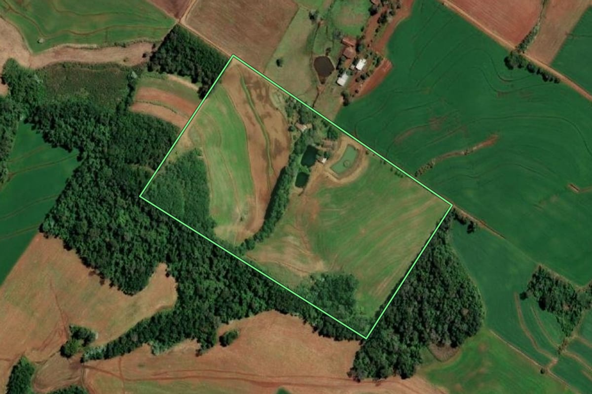 Imagem de satélite do imóvel rural em Santo Cristo (RS), com o contorno declarado no CAR desenhado por cima.