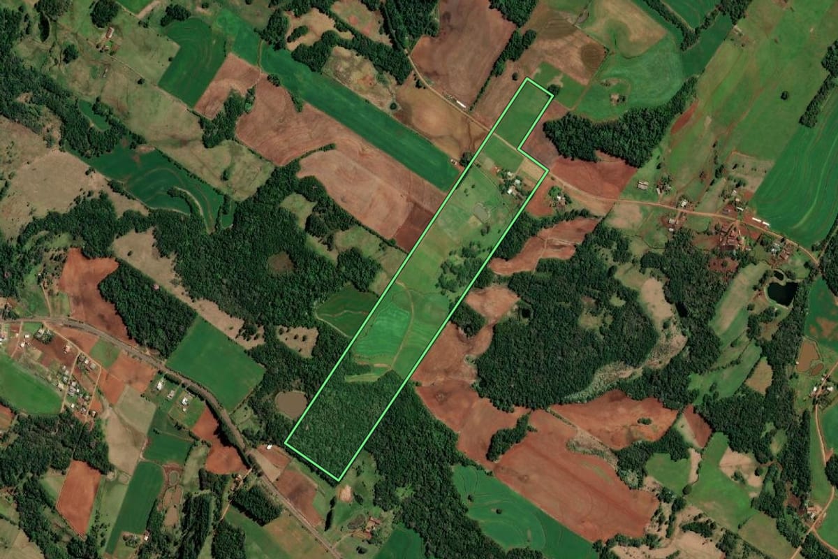 Imagem de satélite do imóvel rural em Santo Cristo (RS), com o contorno declarado no CAR desenhado por cima.