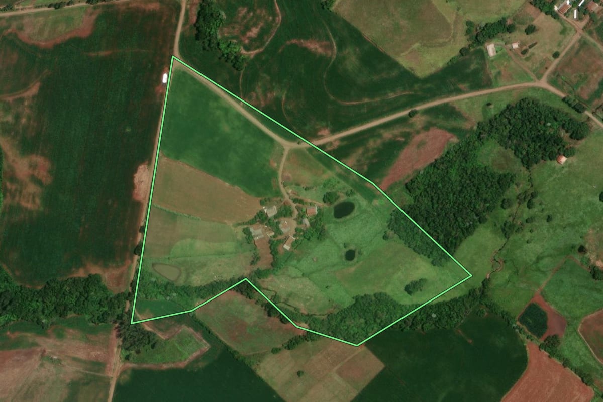 Imagem de satélite do imóvel rural em Santo Cristo (RS), com o contorno declarado no CAR desenhado por cima.