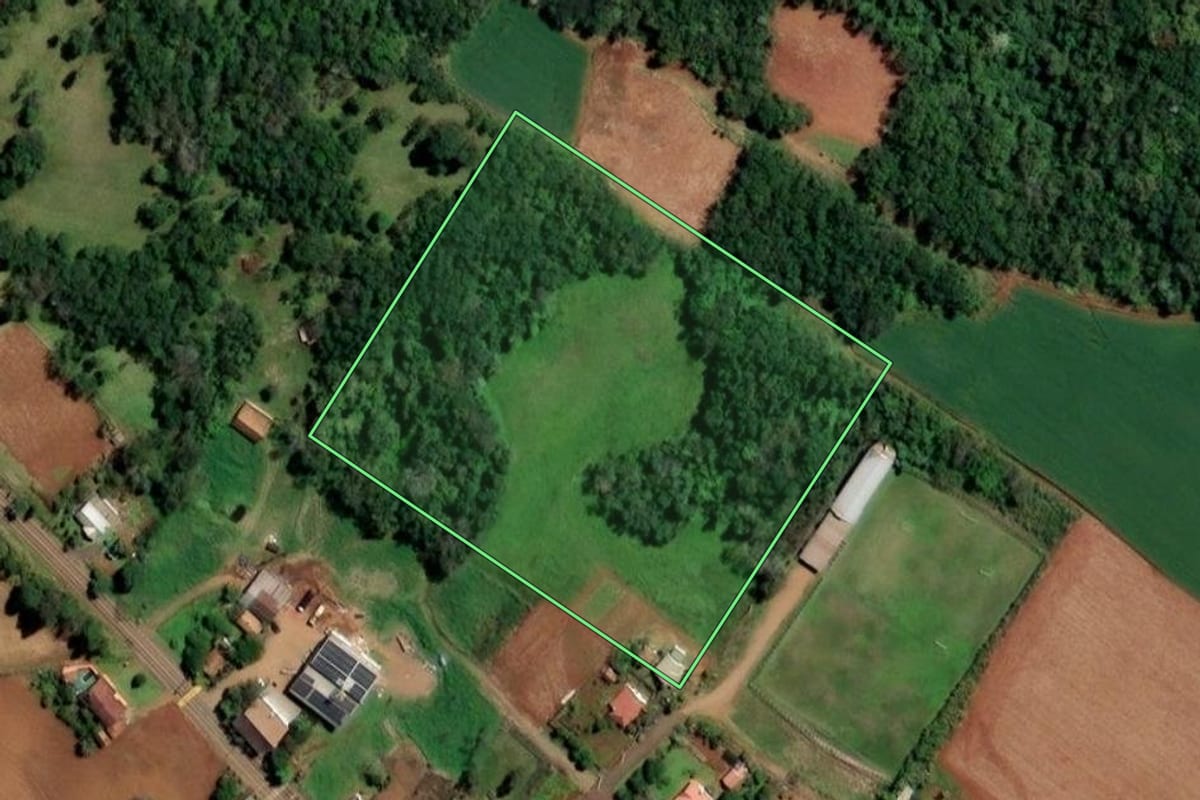 Imagem de satélite do imóvel rural em Santo Cristo (RS), com o contorno declarado no CAR desenhado por cima.